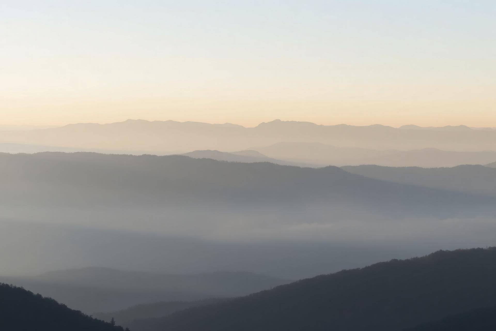 Nascer do sol sobre cordilheira — serenidade e clareza
